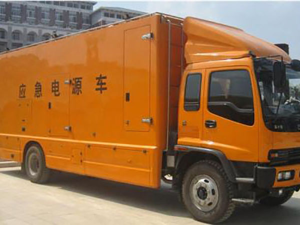 上思冬季柴油发电机启动前，如何检查燃油系统中的积水？